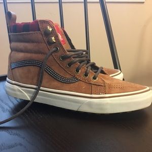 Hi top Vans mtn size 8